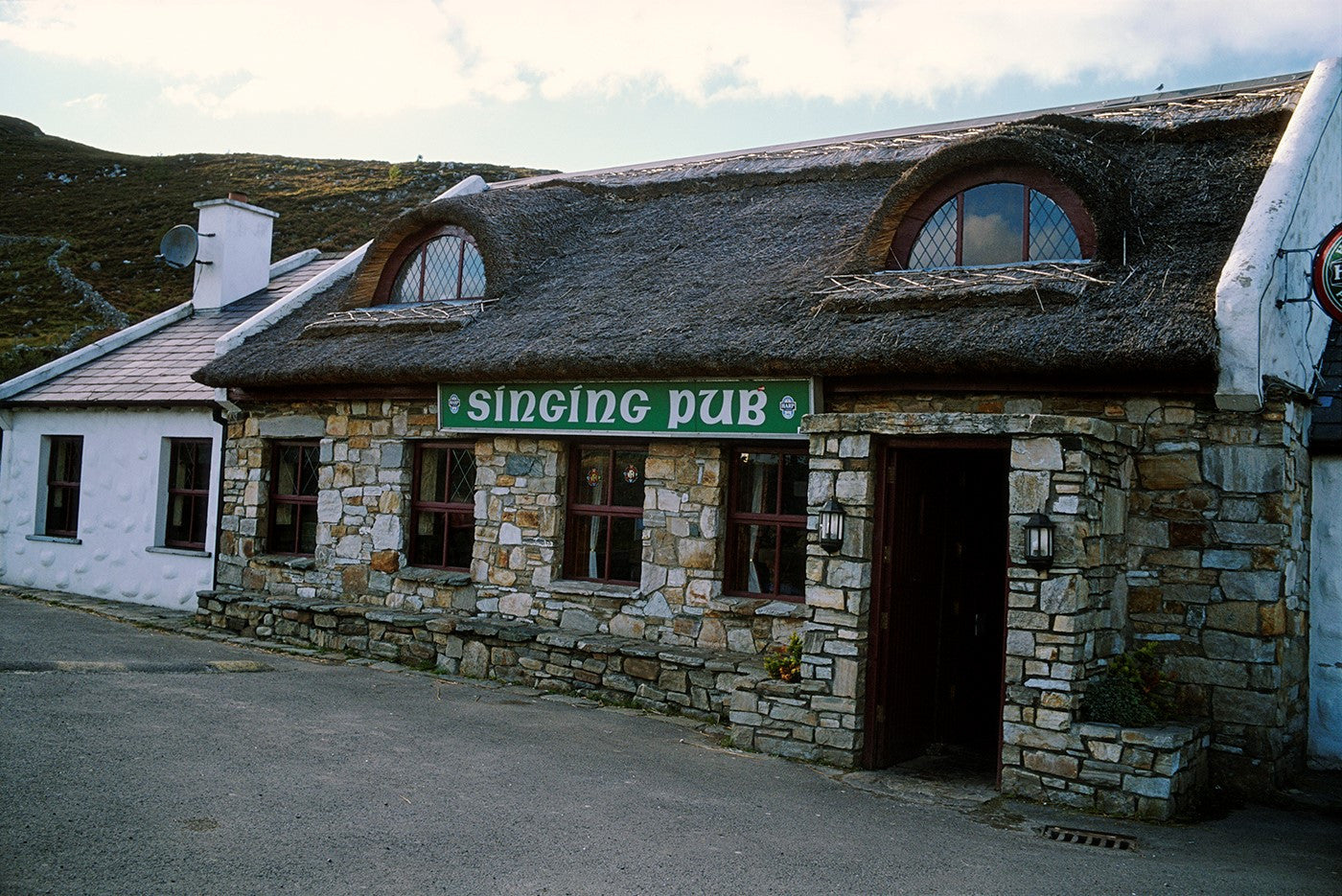Nan Goldin, The Singing Pub (2002)