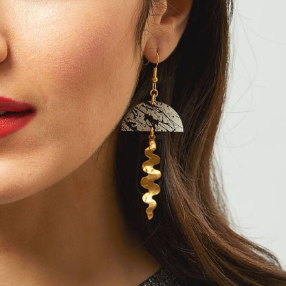 Setho Earrings in Spattered White and Black With Gold